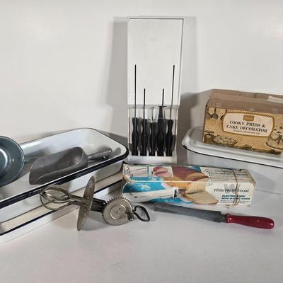 LOT 92L: Cutco Knives with Enameled Metal Trays and Kitchen Gadgets