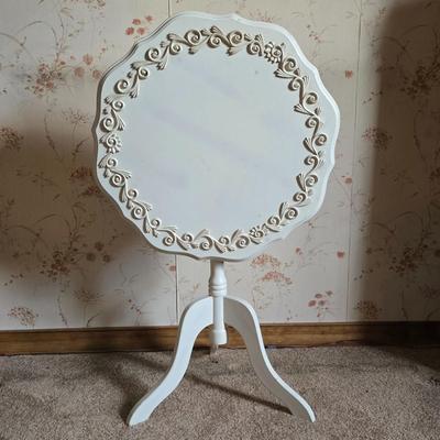LOT 104L: Occasional Table
