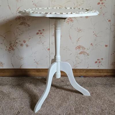 LOT 104L: Occasional Table