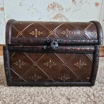 LOT 114L: Metal Decor and Wood Chests