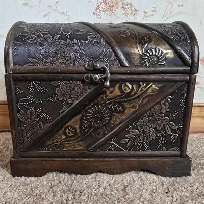 LOT 114L: Metal Decor and Wood Chests