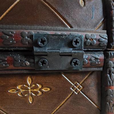 LOT 114L: Metal Decor and Wood Chests