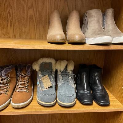 Ladies boots with tags