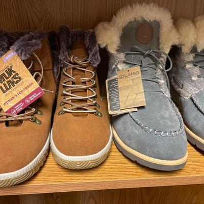 Ladies boots with tags