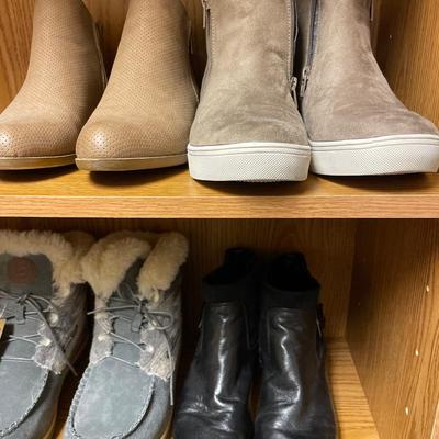 Ladies boots with tags