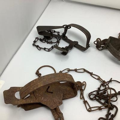 Sale Photo Thumbnail #179: 5 metal traps, various sizes and styles.  One medium size nice.