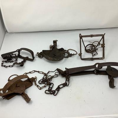 Sale Photo Thumbnail #176: 5 metal traps, various sizes and styles.  One medium size nice.