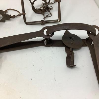 Sale Photo Thumbnail #177: 5 metal traps, various sizes and styles.  One medium size nice.