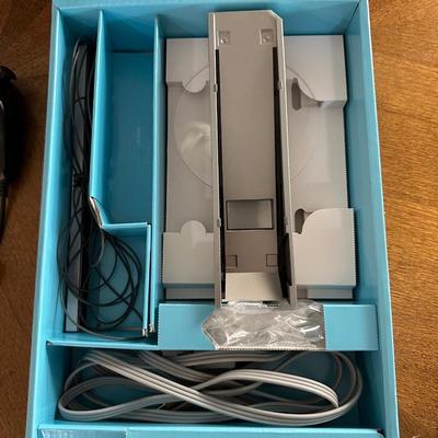 Wii GAME CONSOLE AND CONTROLLER