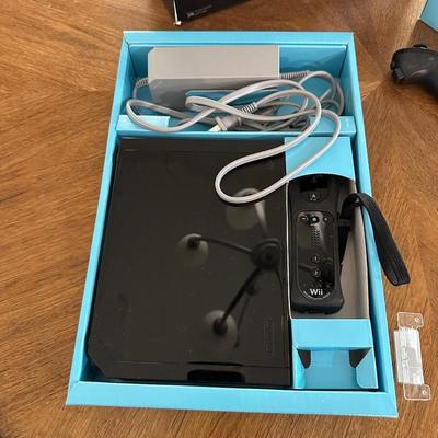 Wii GAME CONSOLE AND CONTROLLER