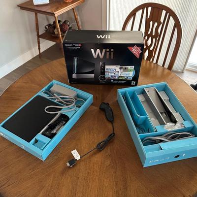 Wii GAME CONSOLE AND CONTROLLER