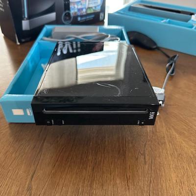 Wii GAME CONSOLE AND CONTROLLER
