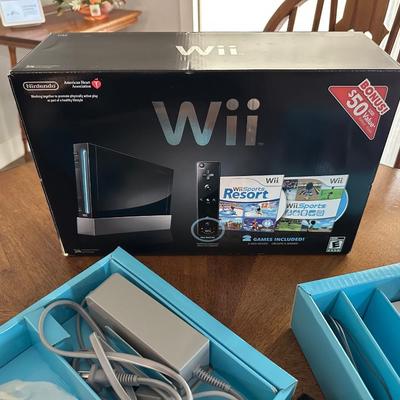 Wii GAME CONSOLE AND CONTROLLER