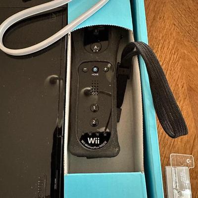 Wii GAME CONSOLE AND CONTROLLER