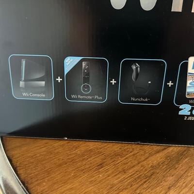 Wii GAME CONSOLE AND CONTROLLER