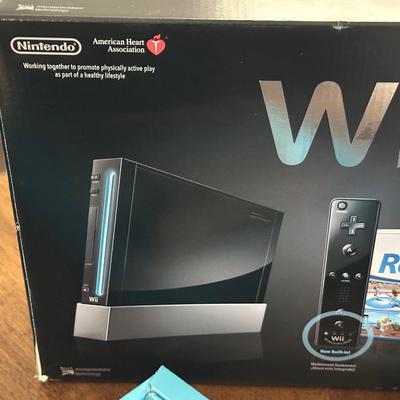 Wii GAME CONSOLE AND CONTROLLER