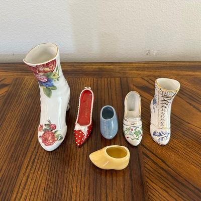 LOT OF CHINA SHOES DECOR