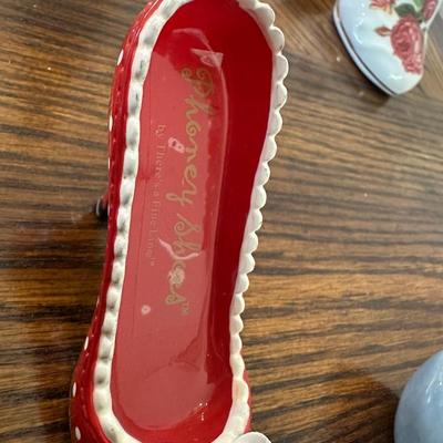 LOT OF CHINA SHOES DECOR