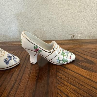 LOT OF CHINA SHOES DECOR