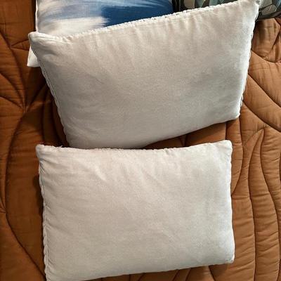 LOT OF 7 PILLOWS