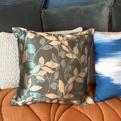 LOT OF 7 PILLOWS