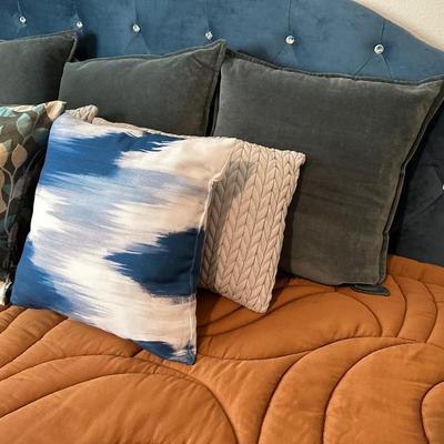 LOT OF 7 PILLOWS