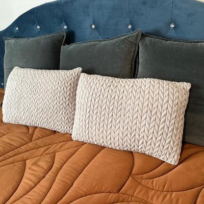 LOT OF 7 PILLOWS