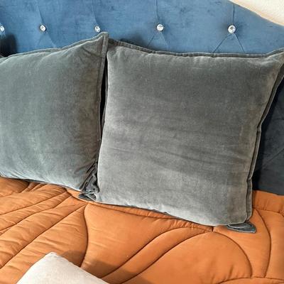 LOT OF 7 PILLOWS
