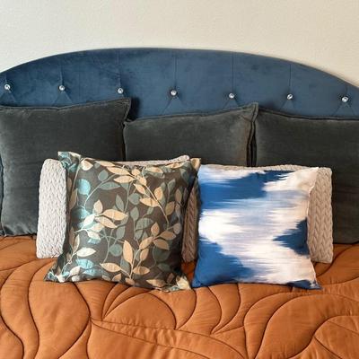 LOT OF 7 PILLOWS