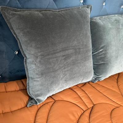 LOT OF 7 PILLOWS