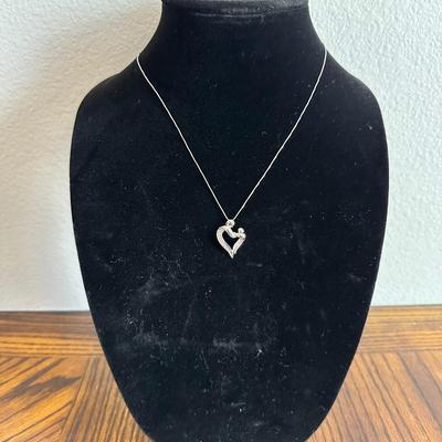 BEAUTIFUL 10K NECKLACE