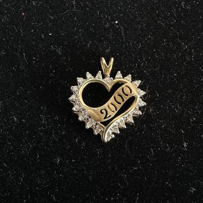 ALLURING 10K HEART PENDANT
