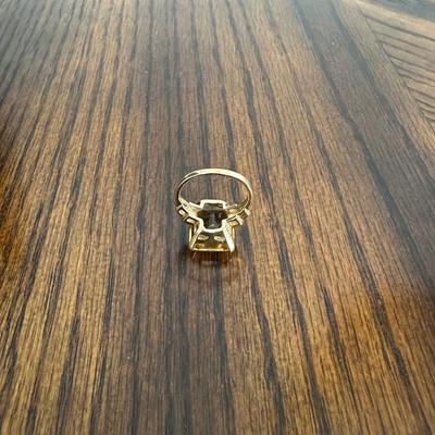 BEAUTIFUL 14K RING WITH LARGE AMBER COLORED STONE