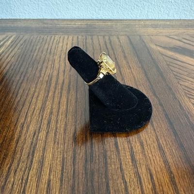 BEAUTIFUL 14K RING WITH LARGE AMBER COLORED STONE