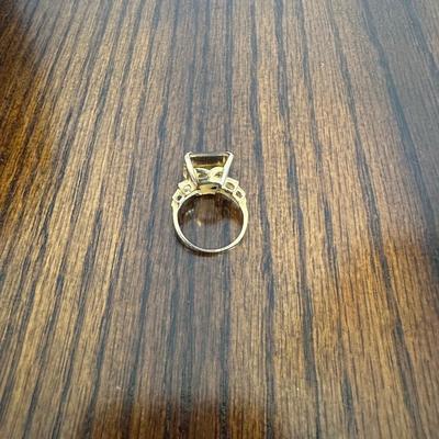 BEAUTIFUL 14K RING WITH LARGE AMBER COLORED STONE