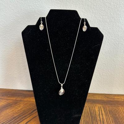 GORGEOUS 925 MATCHING NECKLACE AND EARRINGS
