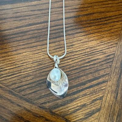 GORGEOUS 925 MATCHING NECKLACE AND EARRINGS
