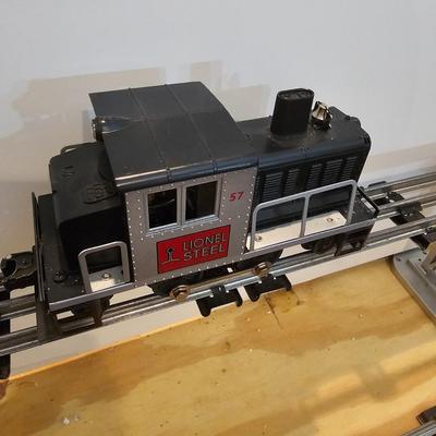 Lionel Steel 2-4-2 Switcher & Ore Cars (T2-JS)
