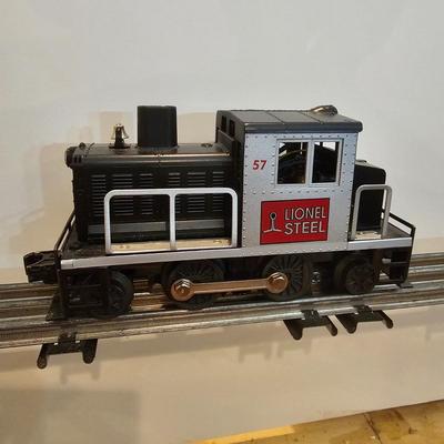 Lionel Steel 2-4-2 Switcher & Ore Cars (T2-JS)