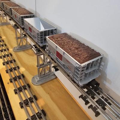 Lionel Steel 2-4-2 Switcher & Ore Cars (T2-JS)