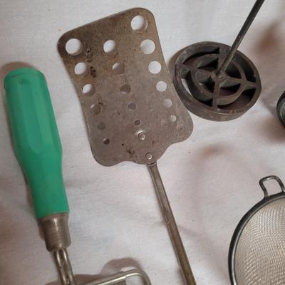 Vintage Kitchen Utensils (W-EL)