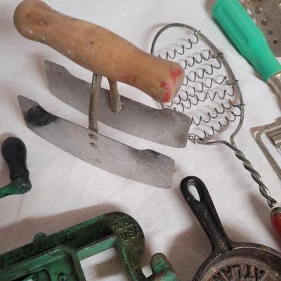 Vintage Kitchen Utensils (W-EL)