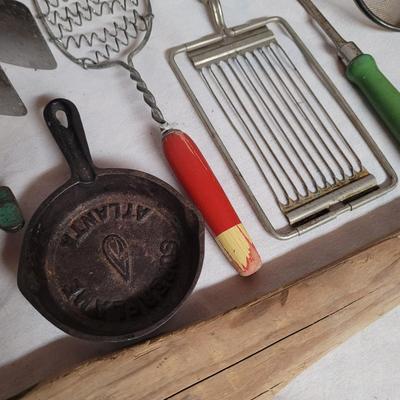 Vintage Kitchen Utensils (W-EL)