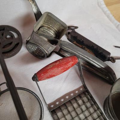 Vintage Kitchen Utensils (W-EL)