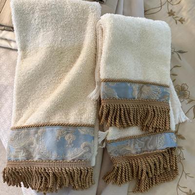 A810 Croscill Home Floral Yellow/Gold Comforter & Two Matching Pillow Shams