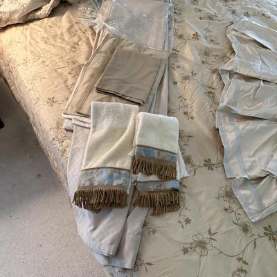 A810 Croscill Home Floral Yellow/Gold Comforter & Two Matching Pillow Shams