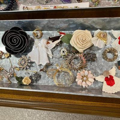 Sale Photo Thumbnail #255: Collection of 30 vintage brooches of various sizes and materials, and 1 vintage folding comb