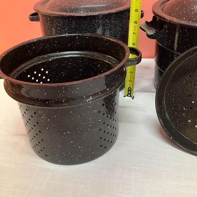 Sale Photo Thumbnail #322: Set of 6 pieces (including lids): 2 stock pots, one boiling insert, 1 steamer/strainer. Black enamel with white polka-dots