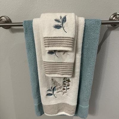 SET OF BATHROOM TOWELS AND FRAMED ART