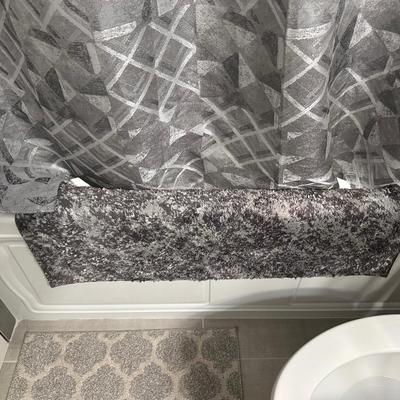 SILVER/GRAY SHOWER CURTAIN AND RUGS